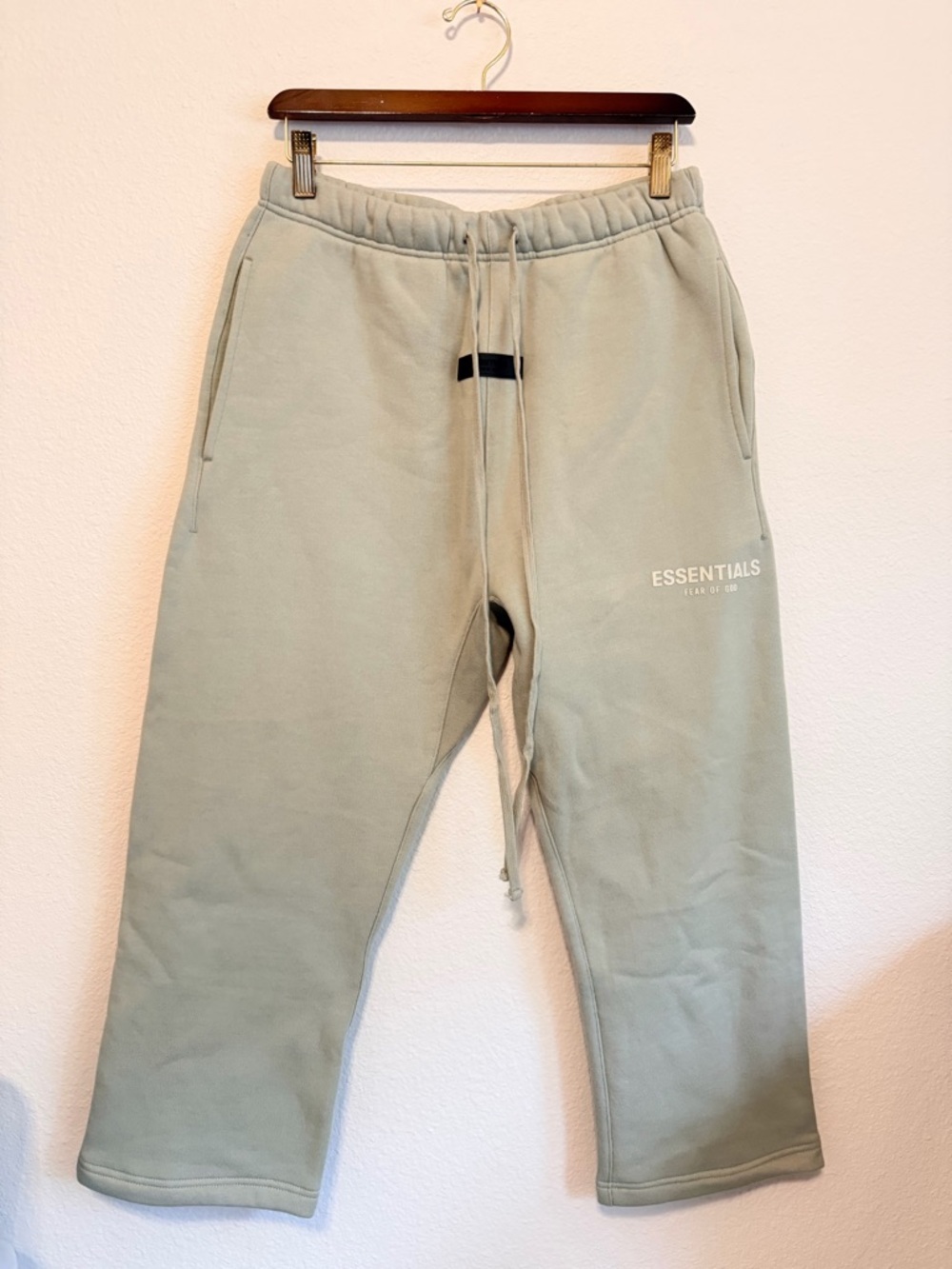 Fear of God Essential fleece Sweatpants color eggshell, straight leg sz S Unisex - Picture 9 of 12